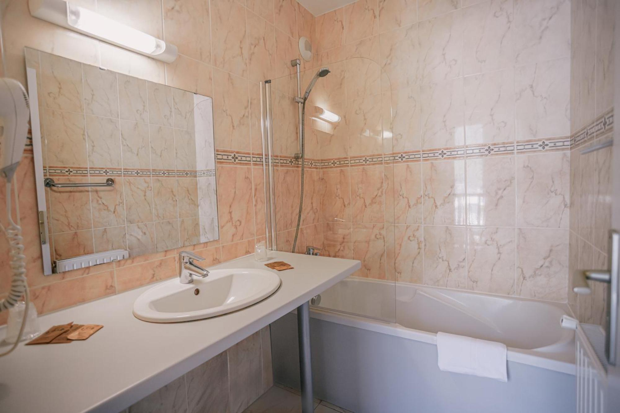 Hotel Le Montaigu Luz-Saint-Sauveur Bagian luar foto